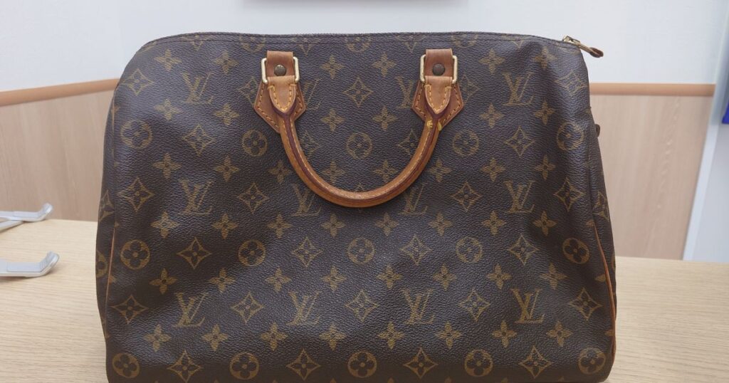 ルイ・ヴィトンの茶色いモノグラム柄ハンドバッグ