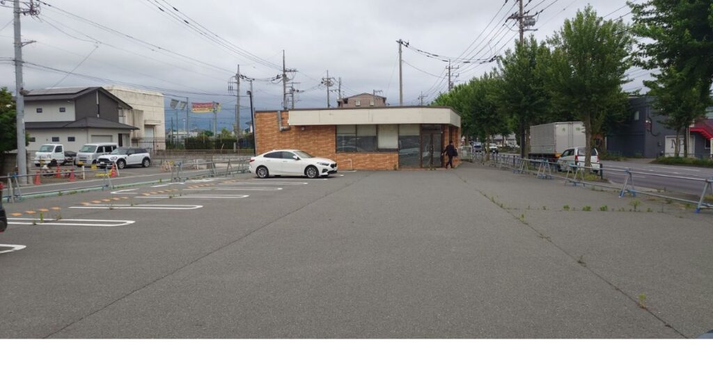 工事前の買取大吉瑞穂武蔵店の広々とした駐車場の画像